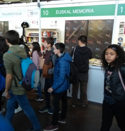 Intensa actividad en el stand de Euskal Memoria